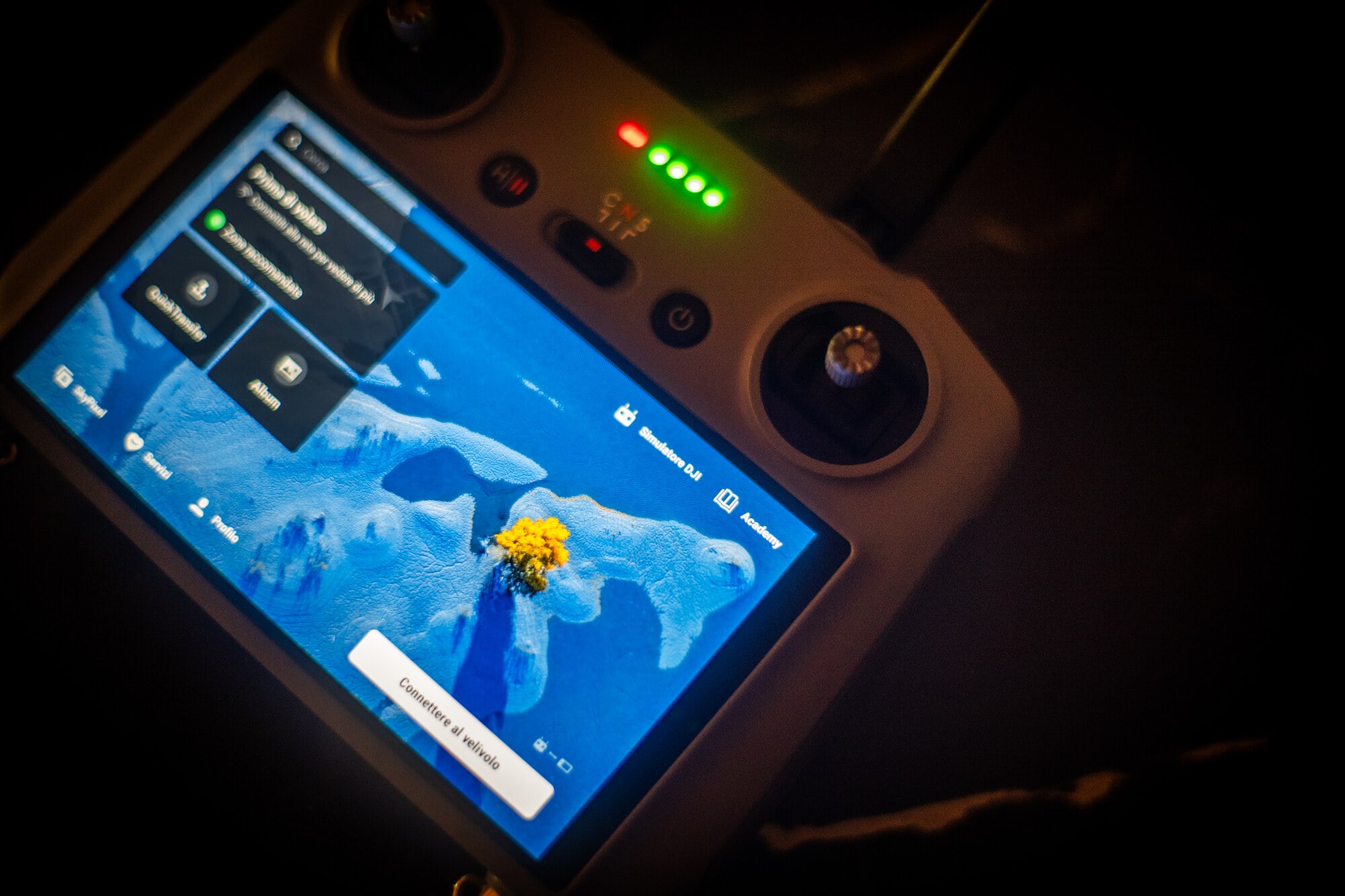 Radiocomando DJI con lo schermo acceso, pronto per le riprese aeree