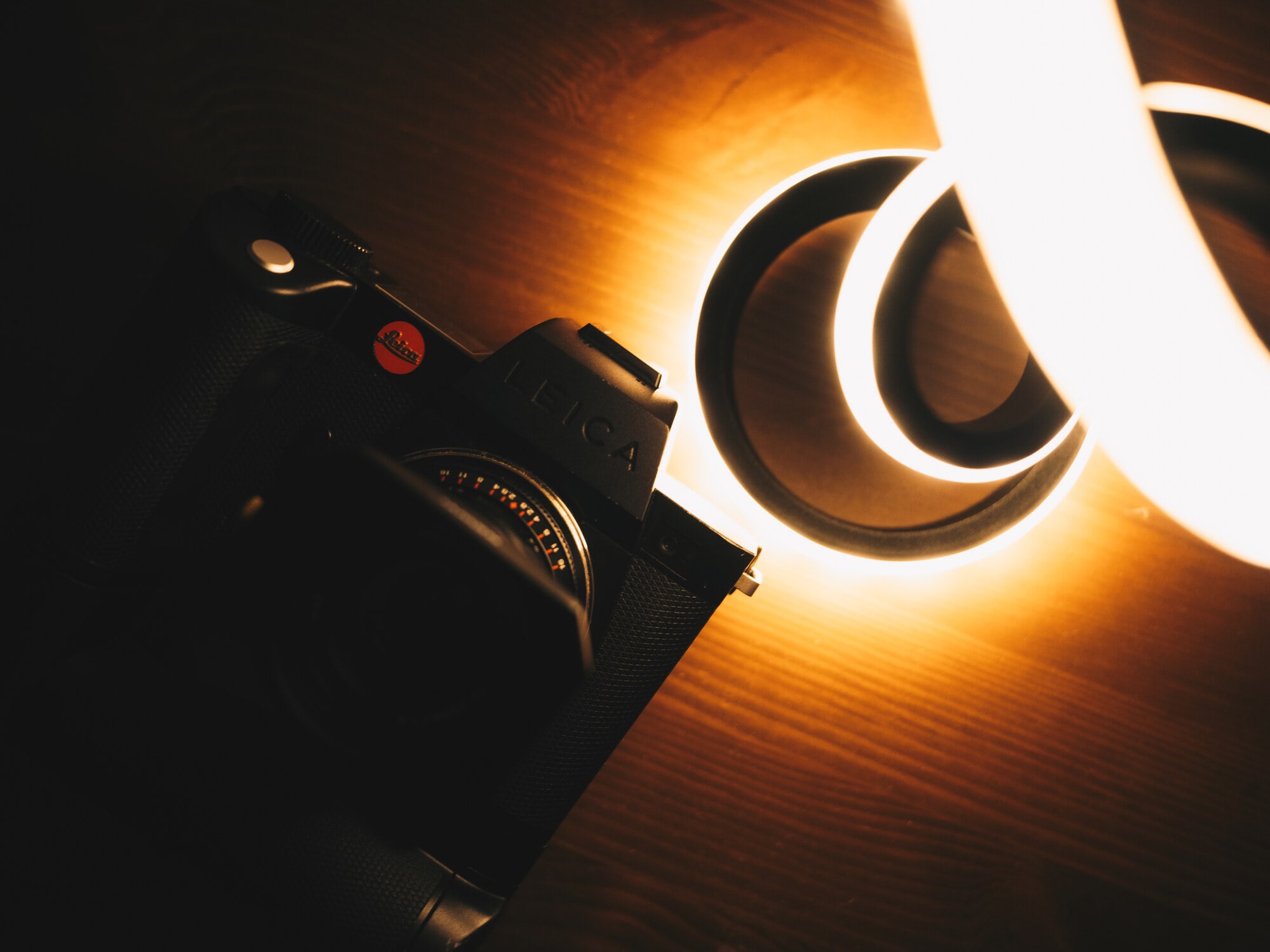 Corpo macchina Leica SL2-S accanto a una luce anulare accesa